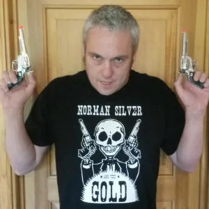 NORMAN SILVER AND THE GOLD TEE: SKULL & GUNS